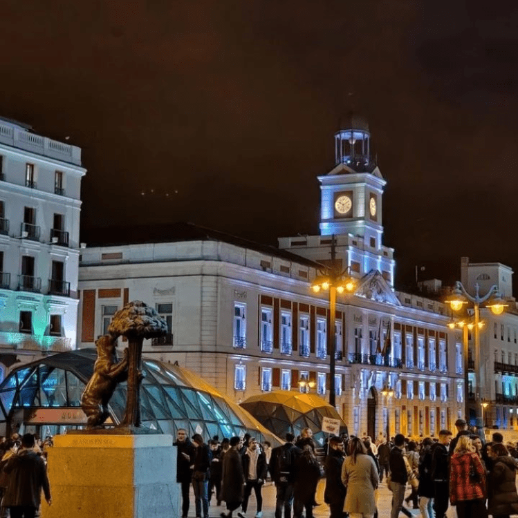 Hostal Pan América puerta de sol de noche